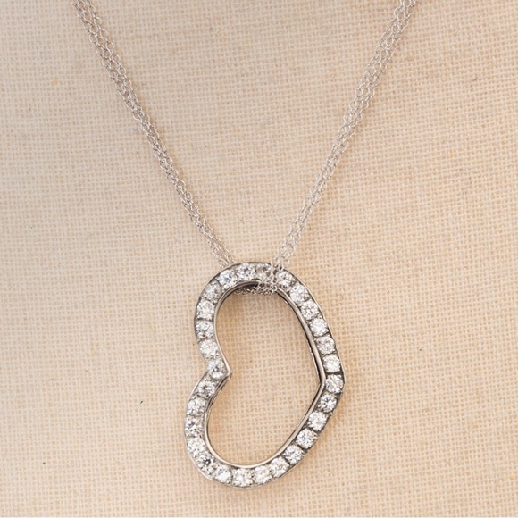 Elegant pendant choker with dainty chain & crystal faux diamond heart pendant - Picture 7 of 13